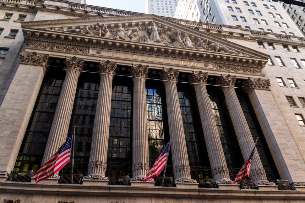 new-york-stock-exchange-building-with-american-flags-xnzsgqyp8hs